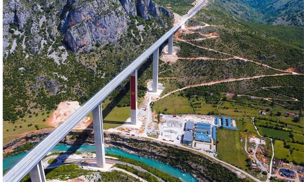 Na budowę autostrady mającej połączyć Bar z Serbią władze Czarnogóry pożyczyły od Chin ponad 940 mln dol. i nie są w stanie zwrócić długu. Za te pieniądze wybudowano zaledwie 41 km drogi.