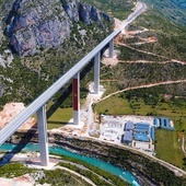 Na budowę autostrady mającej połączyć Bar z Serbią władze Czarnogóry pożyczyły od Chin ponad 940 mln dol. i nie są w stanie zwrócić długu. Za te pieniądze wybudowano zaledwie 41 km drogi.