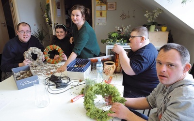 W pracowni florystycznej powstają wianki, stroiki i kompozycje kwiatowe.