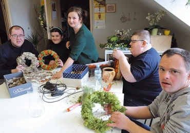 W pracowni florystycznej powstają wianki, stroiki i kompozycje kwiatowe.