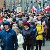 ▲	We Wrocławiu 8 tys. osób przeszło w marszu papieskim. Była to jedna z największych katolickich manifestacji w tym mieście w XXI wieku.