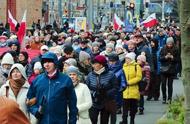 ▲	We Wrocławiu 8 tys. osób przeszło w marszu papieskim. Była to jedna z największych katolickich manifestacji w tym mieście w XXI wieku.