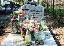 ▲	Na niewielkim cmentarzu w Niemczy znajduje się grób Mikołaja Kaczorowskiego.