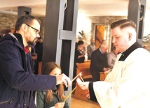 ▲	– Tutaj widzę bardzo mocno, co dla wiernych znaczy bycie księdzem. Pomaga mi to też odpowiedzieć sobie na pytanie, jak ja się w tej roli odnajduję – podkreśla kleryk Jakub Błażyński.