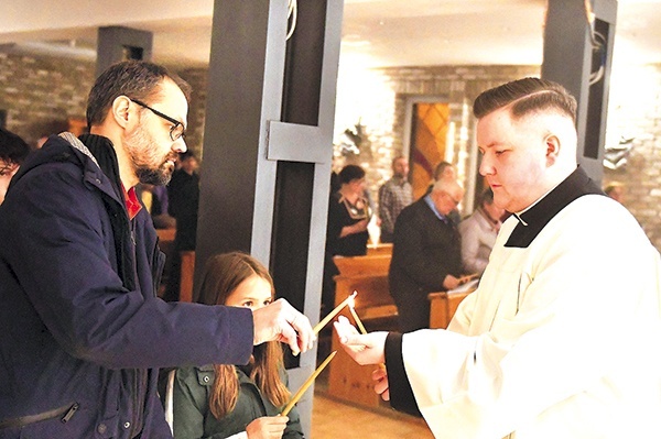▲	– Tutaj widzę bardzo mocno, co dla wiernych znaczy bycie księdzem. Pomaga mi to też odpowiedzieć sobie na pytanie, jak ja się w tej roli odnajduję – podkreśla kleryk Jakub Błażyński.