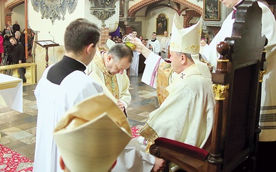 Moment namaszczenia głowy nowo wyświęconego.