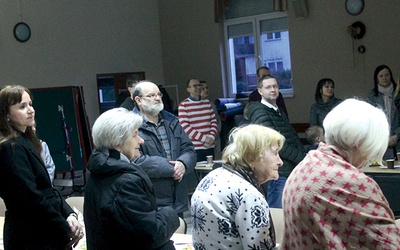 Spotkanie podsumowujące w sali wielofunkcyjnej parafii  pw. św. Tadeusza Apostoła w Legnicy.