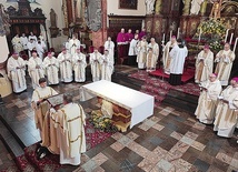 Znaczącym elementem obrzędu jest otwarta księga Pisma Świętego nad głową konsekrowanego.