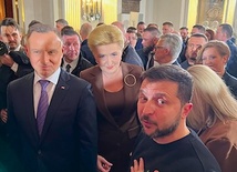 Pamiątkowe zdjęcie prezydentów Polski i Ukrainy podczas spotkania na Zamku Królewskim w Warszawie.