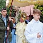 	Na zakończenie Mszy św. odbyła się procesja wokół kościoła, po której odmówiono koronkę.