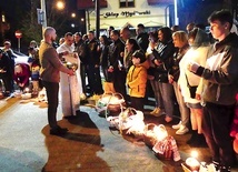 ▲	Ks. Dmytro Fedluk poświęcił przyniesione pokarmy. 