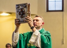 W wielu kościołach dokonywana jest uroczysta intronizacja Księgi.