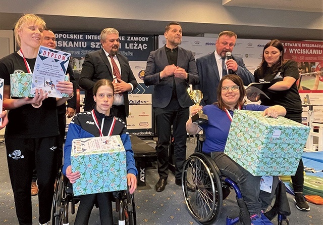 ▲	Zwyciężczyni wśród pań: Beata Jankowska z Wrocławia (z prawej).