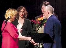 ▲	Dyrektorzy Beata Markowicz i Marek Wójtowicz podczas szkolnej gali.