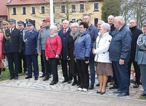 ▲	Wspólne zdjęcie uczestników obchodów przy pomniku.