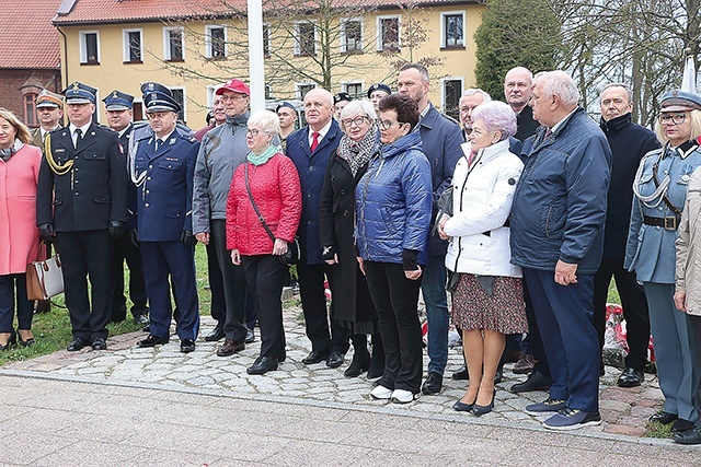 ▲	Wspólne zdjęcie uczestników obchodów przy pomniku.