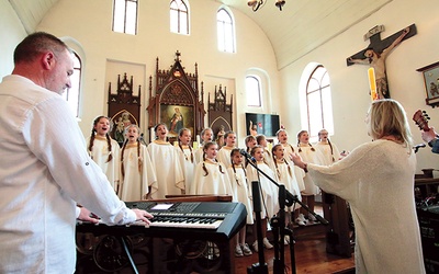 ▲	Schola Trójeczka z parafii Trójcy Przenajświętszej w Morągu w czasie występu w ubiegłym roku.