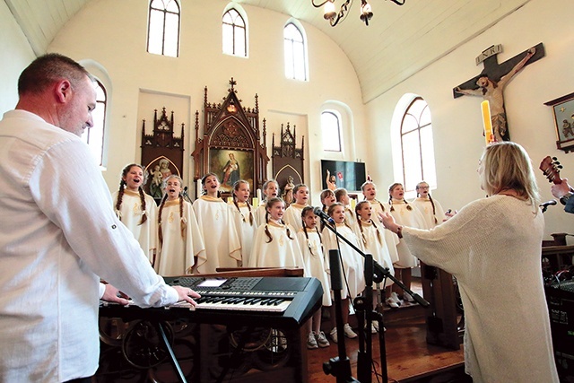 ▲	Schola Trójeczka z parafii Trójcy Przenajświętszej w Morągu w czasie występu w ubiegłym roku.