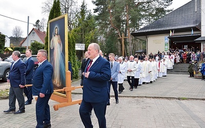 ▲	Procesja z obrazem Jezusa Miłosiernego na ulicach parafii.