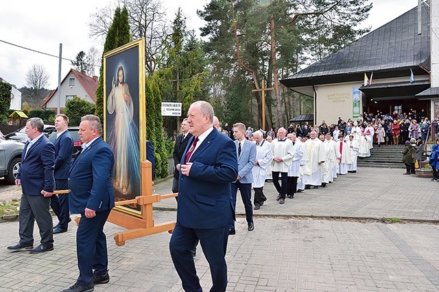 ▲	Procesja z obrazem Jezusa Miłosiernego na ulicach parafii.