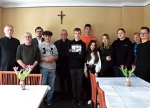 Uczestnicy z opiekunami oraz ks. Zbigniewem Niemirskim i ks. Marcinem Rogalą (pierwszy z lewej).