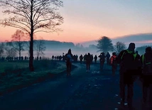 ▲	Wschód słońca na trasie za Woźnikami.