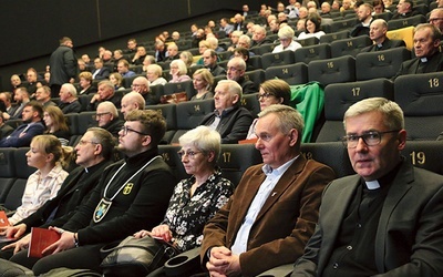 	Kilkuset uczestników zastanawiało się nad sposobami na ożywienie zaangażowania wiernych w życie parafii i duszpasterstwo.