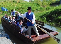 Największą turystyczną atrakcją jest spływ galarami po Sanie.