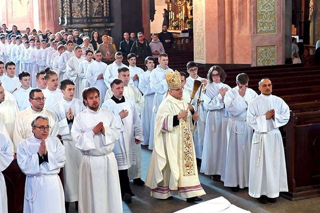 W tym roku blisko 90 ministrantów otrzyma z rąk księdza biskupa promocję na lektorów i ceremoniarzy.