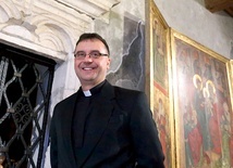 Ks. Piotr Pasek w Domu Mikołajowskim, pomieszczeniach Muzeum Diecezjalnego.
