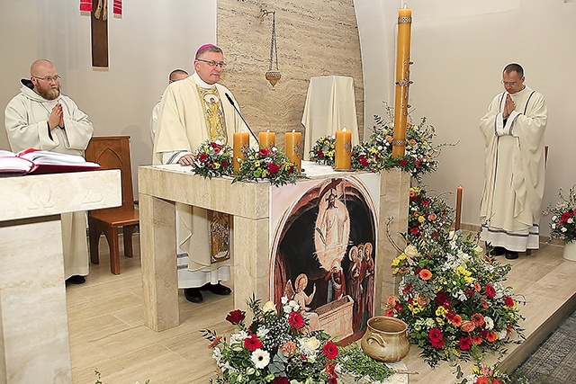 ▲	Eucharystia w kaplicy Domu Miłosierdzia.