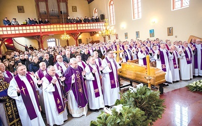 ▲	Eucharystię koncelebrowało ponad 120 prezbiterów z obu diecezji, w których duszpasterzował syn zmarłej.