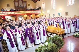▲	Eucharystię koncelebrowało ponad 120 prezbiterów z obu diecezji, w których duszpasterzował syn zmarłej.