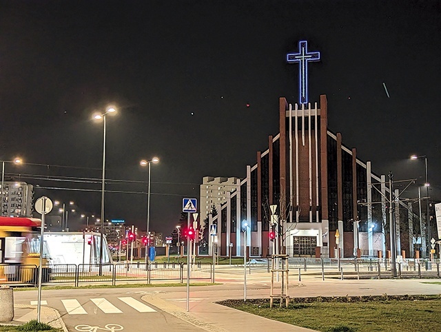 Mocniej niż kontur krucyfiksu wieńczącego świątynię na Bródnie świecą uliczne latarnie i oświetlenie wejść do metra.