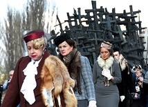 Laureatem nagrody zostało także Stowarzyszenie Grupa Historyczna „Zgrupowanie Radosław”, organizujące Katyński Marsz Cieni. Rekostruktorzy przeszli przez Warszawę  16 kwietnia.