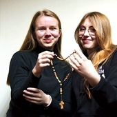 Paulina Andrejczuk z Rzepina (z lewej) i Paulina Ciżmar z Przemkowa zachęcają młodych do modlitwy za kapłanów. Kontakt poprzez Instagrama: zespol.viaverbi.