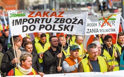 Import zboża z Ukrainy wywołał protesty polskich rolników.