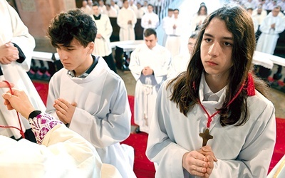 	Biskup symbolicznie nałożył na szyje nastolatków krzyże.