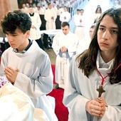 	Biskup symbolicznie nałożył na szyje nastolatków krzyże.