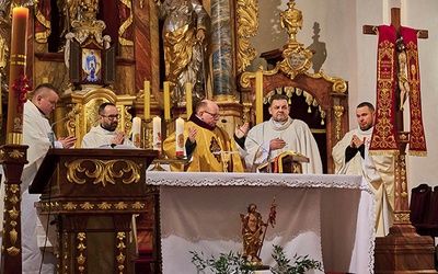 Przy ołtarzu w dniu zawierzenia stanęło pięciu prezbiterów.