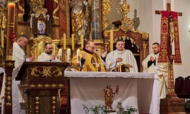 Przy ołtarzu w dniu zawierzenia stanęło pięciu prezbiterów.