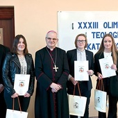 	Pamiątkowe zdjęcie finalistów diecezjalnego etapu z biskupem M. Mendykiem i ks. D. Mroczkowskim, dyrektorem Wydziału Katechetycznego.