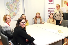 ▲	Grupa kobiet wraz z dziećmi korzysta ze spotkań, które mają im pomóc w adaptacji w Polsce.