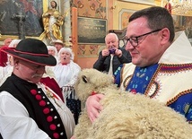 Ojciec Grzegorz Siwek pobłogosławił pasterzy i owce.