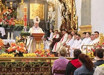 Z młodymi pielgrzymami w jasnogórskiej bazylice modlił się bp Roman Pindel.