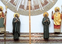 Figura św. Stanisława (z prawej) oraz świętych Wojciecha, Maksymiliana i Jana Sarkandra w andrychowskiej świątyni.