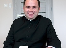 Ks. Jerzy Kajzar zaprasza do obdarowywania.