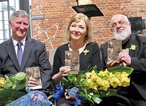 Nagrodzeni (od lewej): Leonard Fulneczek, Dagmara Drzazga i Mirosław Neinert, dyrektor Teatru Korez. 