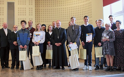 Siedmioro finalistów z bp. Sławomirem Oderem, katechetami i organizatorami. 
