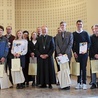 Siedmioro finalistów z bp. Sławomirem Oderem, katechetami i organizatorami. 